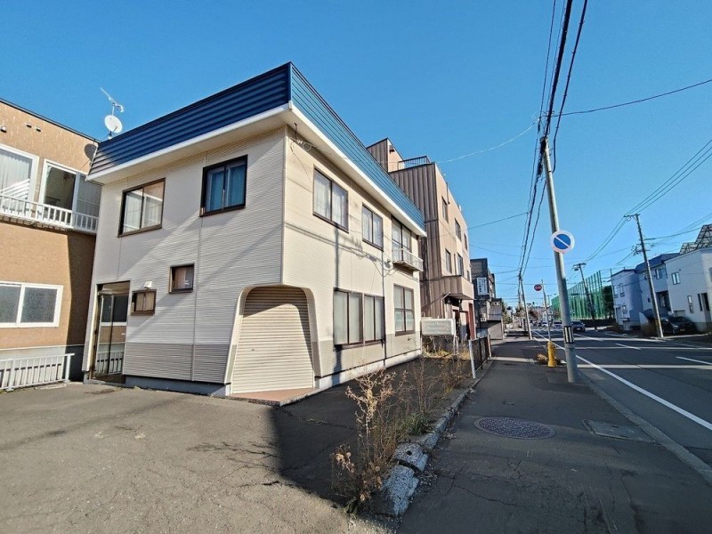 前面道路は平和通です