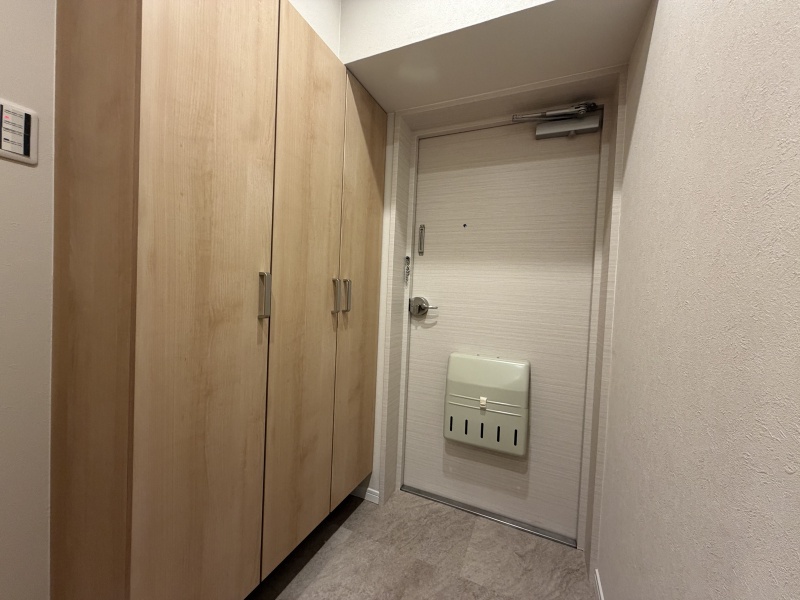 収納扉のあるすっきりとした玄関