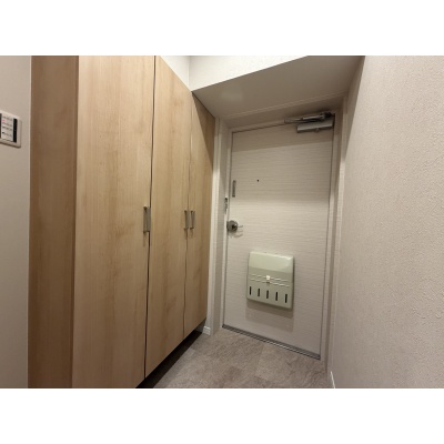 収納扉のあるすっきりとした玄関