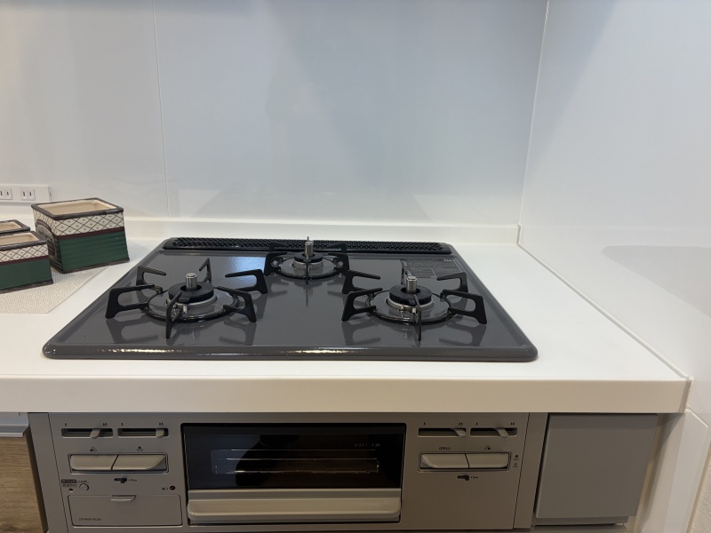 新規交換のキッチンに、同時調理がはかどる3口コンロ