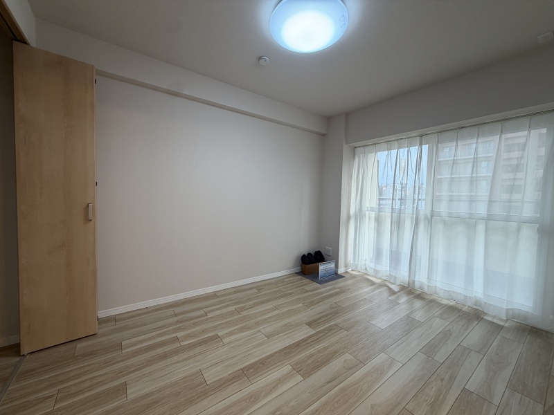 新しいクロスで明るい印象の洋室です