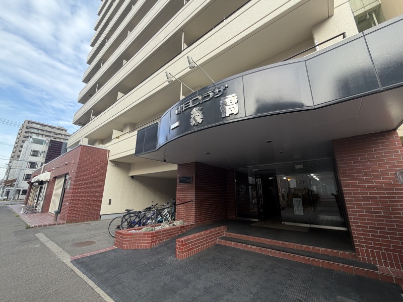 屋根付きエントランスで、雨の日の出入りもスムーズ