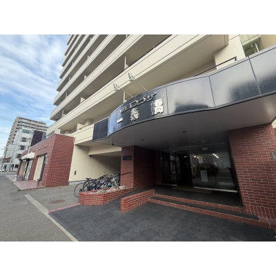 屋根付きエントランスで、雨の日の出入りもスムーズ