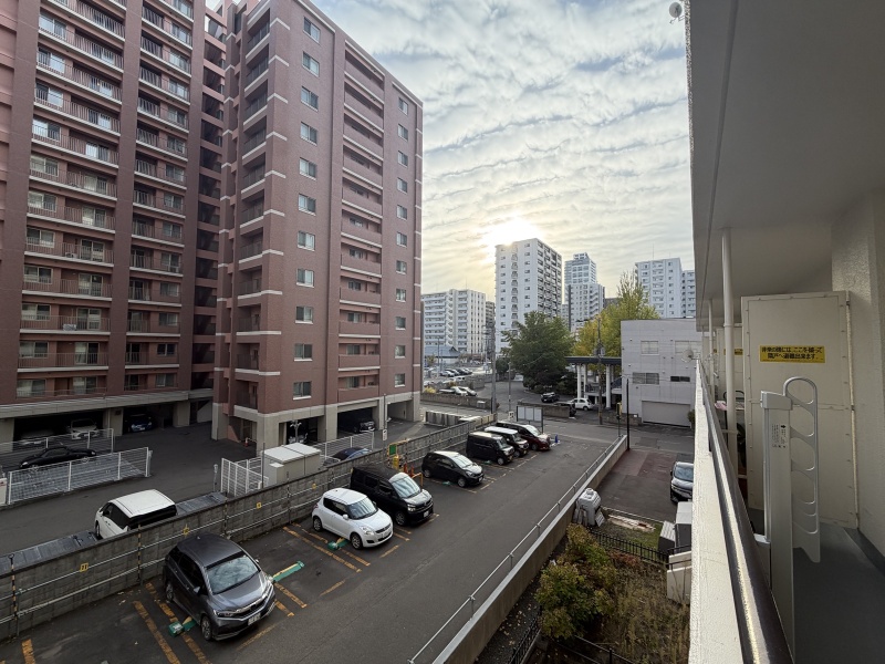 バルコニーからの眺め。街を見渡せる開放感