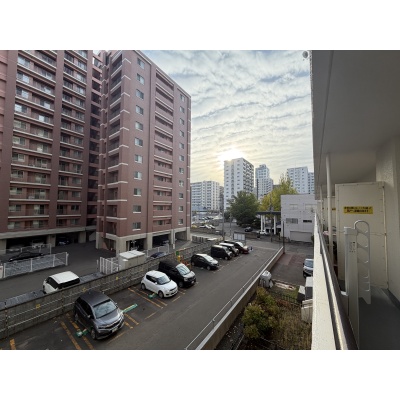 バルコニーからの眺め。街を見渡せる開放感