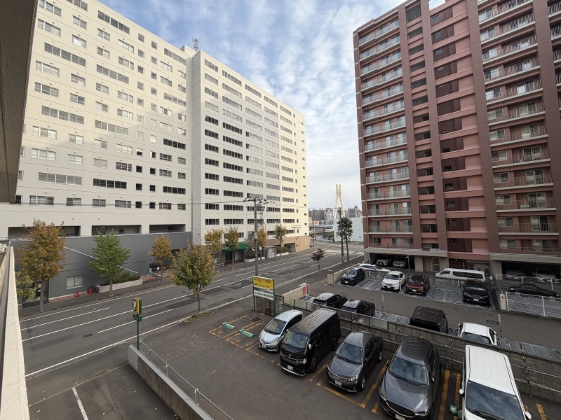 バルコニーからの眺望。開放感のある街並みです