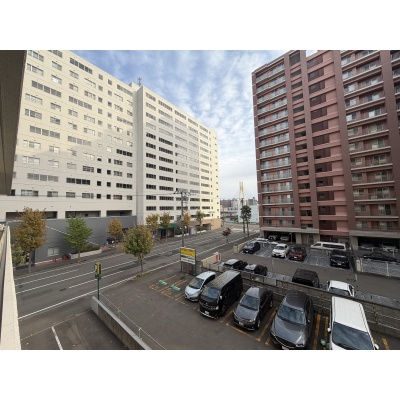バルコニーからの眺望。開放感のある街並みです