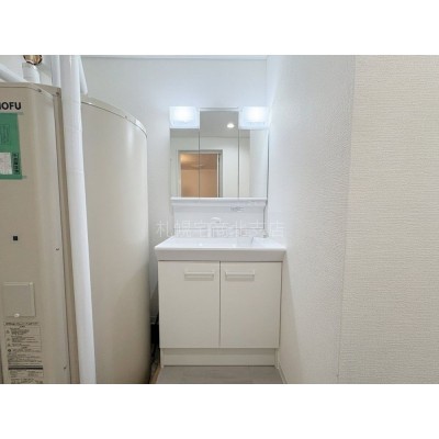 三面鏡付き洗面化粧台新品交換！収納豊富＆清潔感あふれる洗面…