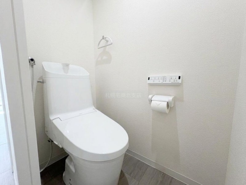 温水洗浄便座付きトイレ新品交換！内装も一新された清潔感あふ…