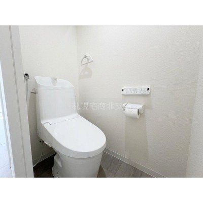 温水洗浄便座付きトイレ新品交換！内装も一新された清潔感あふ…