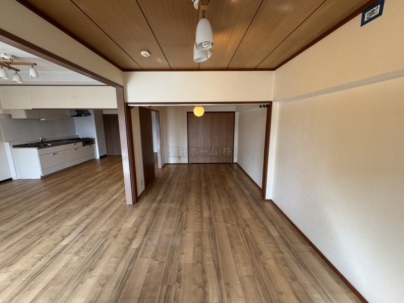 洋室：収納付きで部屋を広く使える！主寝室にも最適な明るい洋室です