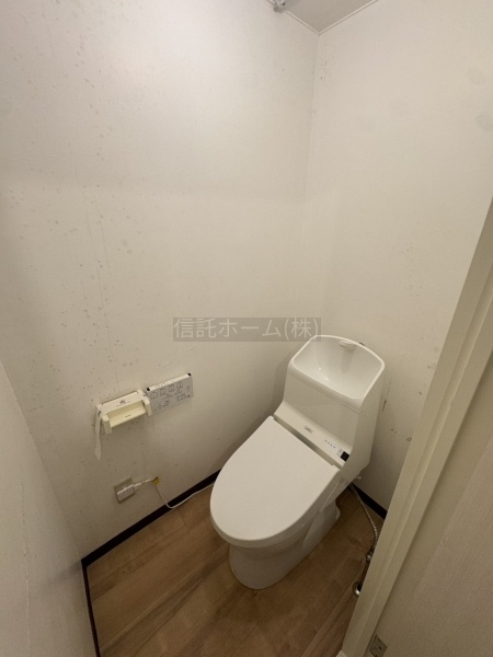トイレ：棚付きでストックもスッキリ保管！快適な温水洗浄トイレ空間