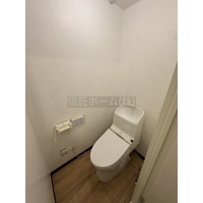 トイレ：棚付きでストックもスッキリ保管！快適な温水洗浄トイレ空間