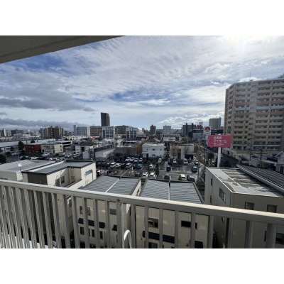 住戸からの眺望写真：遠くまで見渡せる開放的な眺望！青空や夜景を楽しめる心地よさ