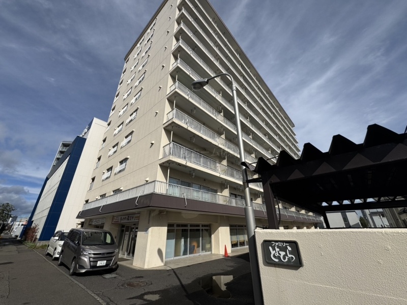 現地外観写真：見通し良く子育ても安心！管理が行き届いたマンション全景♪