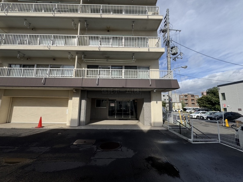 現地外観写真：出入り口が広く移動も楽々！ベビーカーもスムーズなアプローチ