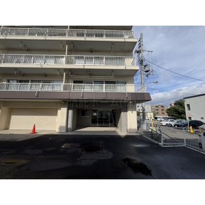現地外観写真：出入り口が広く移動も楽々！ベビーカーもスムーズなアプローチ