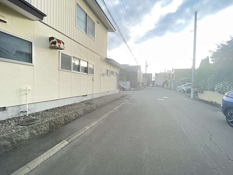 千歳市新富2丁目 南西向き角地解体更地渡し売土地　前面道路