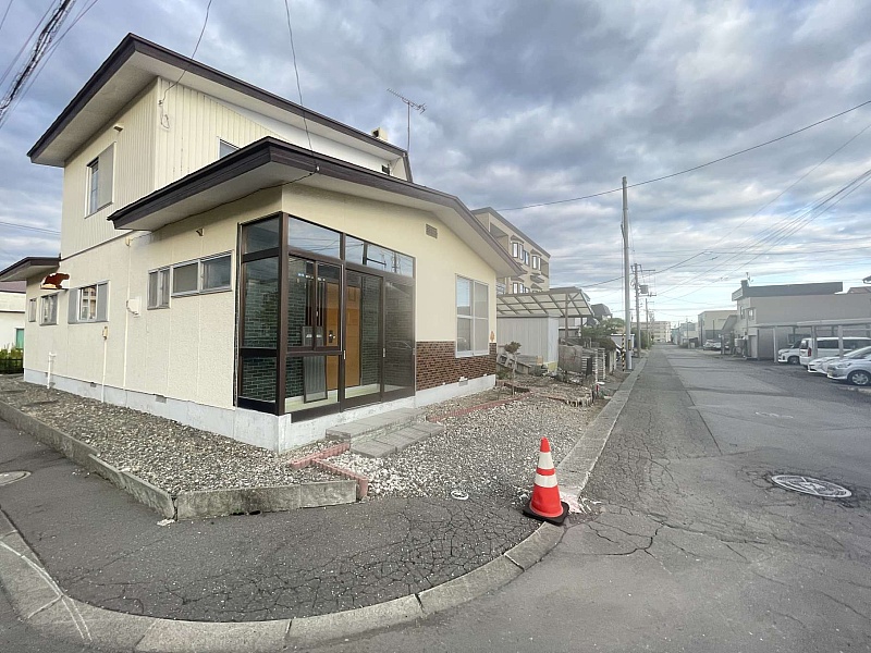 千歳市新富2丁目 南西向き角地解体更地渡し売土地　現地写真