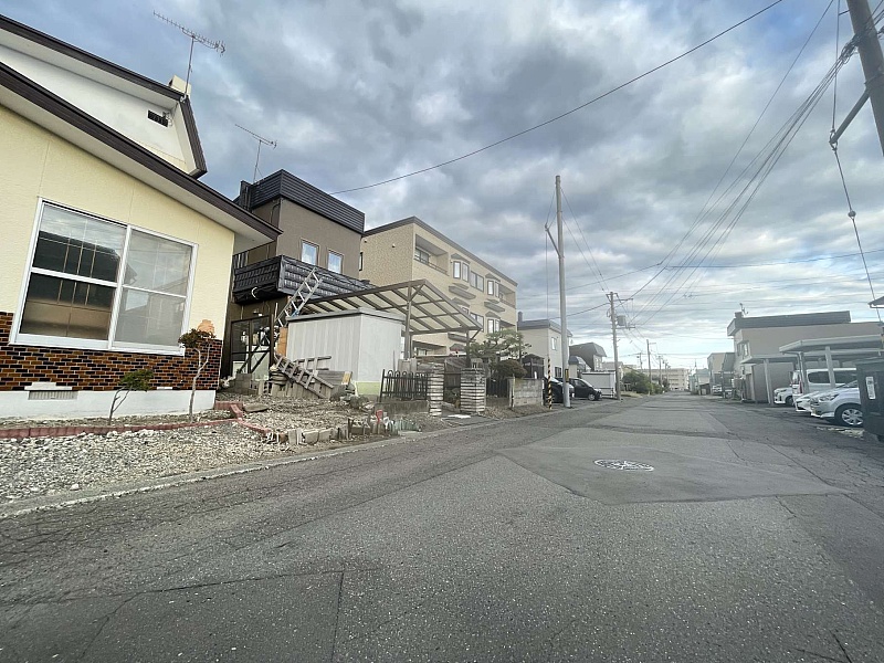 千歳市新富2丁目 南西向き角地解体更地渡し売土地　前面道路
