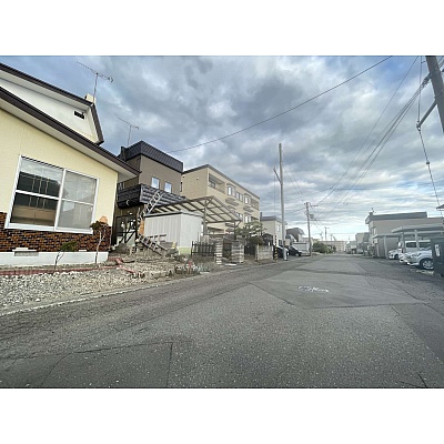 千歳市新富2丁目 南西向き角地解体更地渡し売土地　前面道路