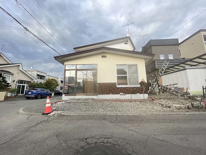 千歳市新富2丁目 南西向き角地解体更地渡し売土地　現地写真